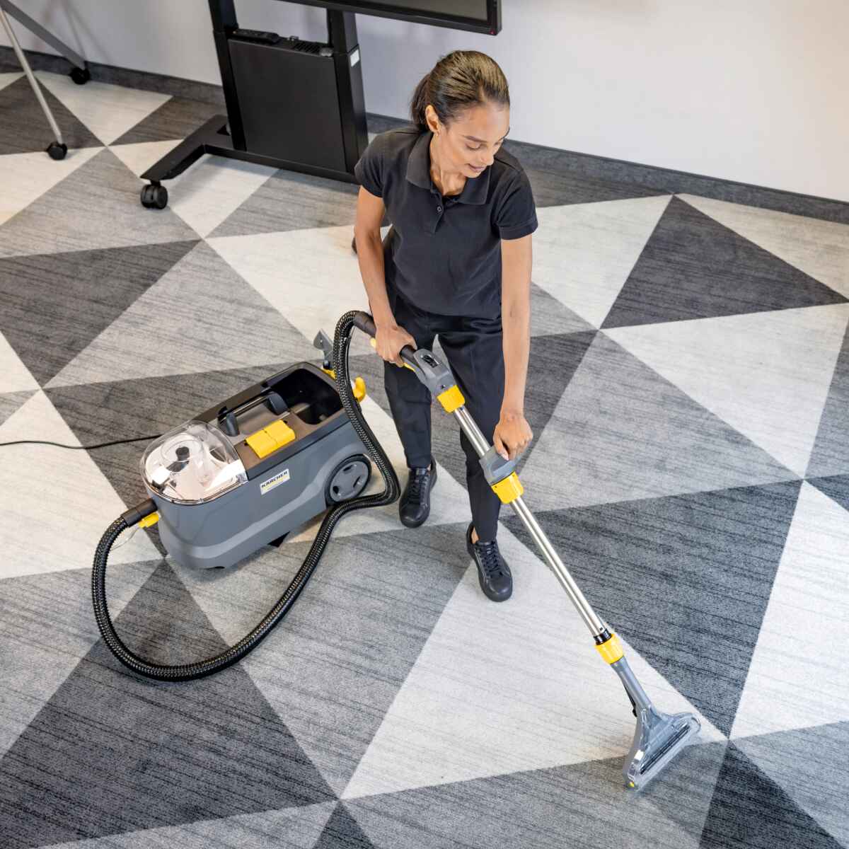 Lava tapices Puzzi10/1 1250W 10L Karcher 1.100 138.0 4 Lava tapices Puzzi10/1 1250W 10L Karcher - Imagen 4