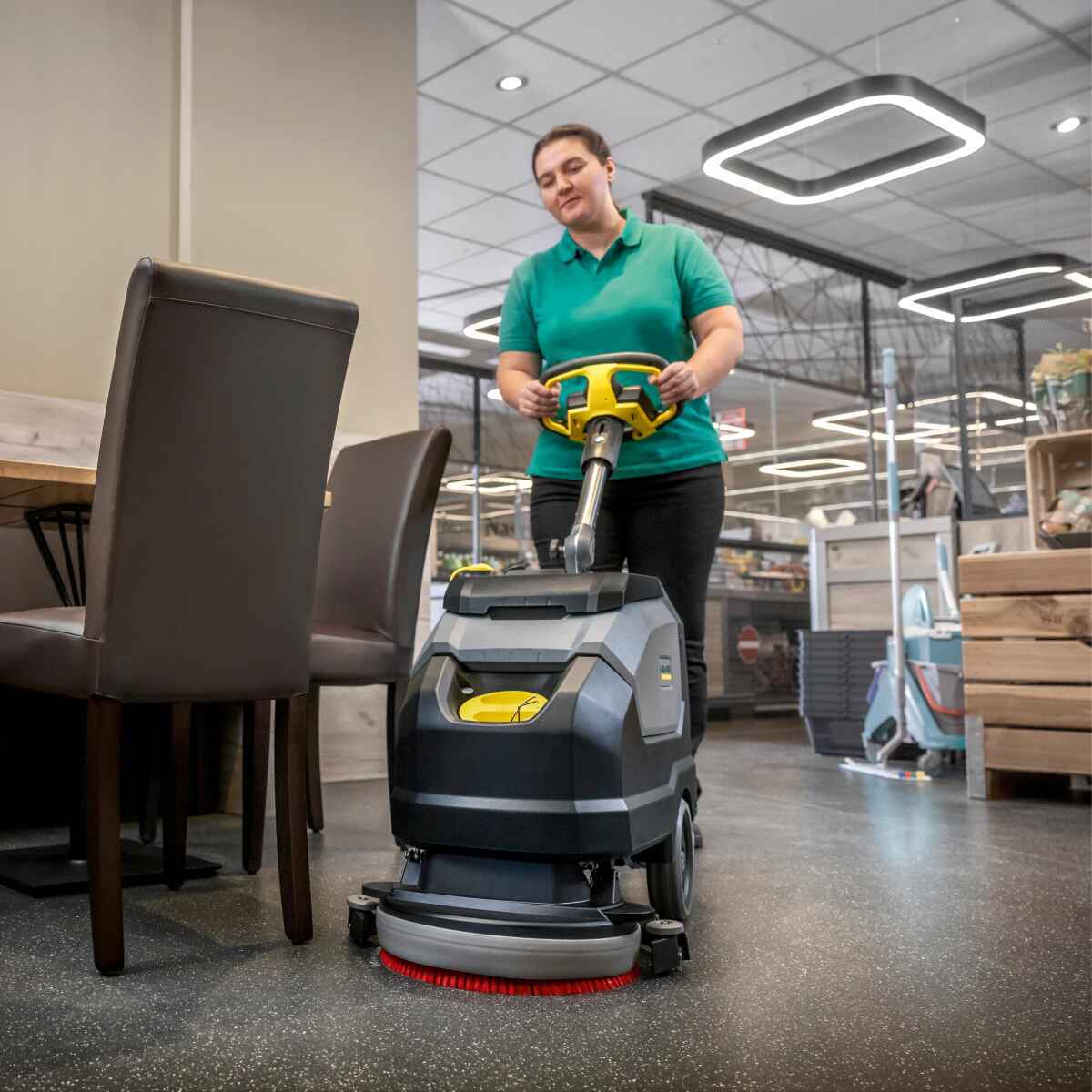 Fregadora aspiradora de empuje BD35/15 a bateria 15L Karcher 1.783 444.0 4 Fregadora aspiradora de empuje BD35/15 a bateria 15L Karcher - Imagen 4