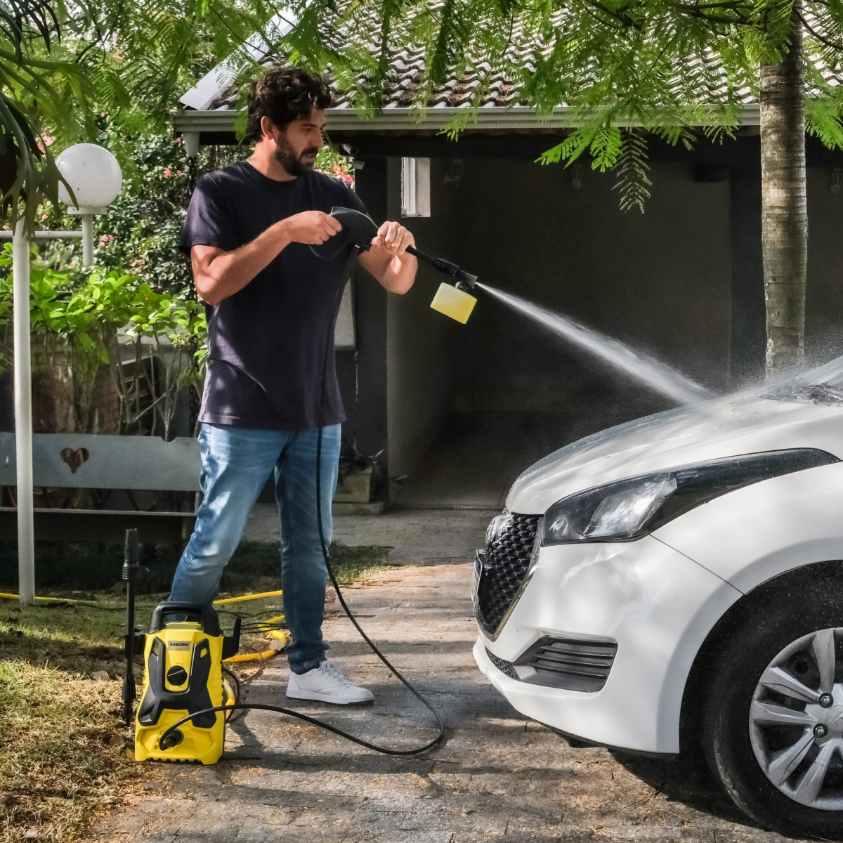 Hidrolavadora Portatil 1200W 103Bar Karcher foto en uso 1 1 19600ea1 2822 41f4 9ea7 5f11aca19039 Hidrolavadora Portatil 1200W 103Bar Karcher - Imagen 4