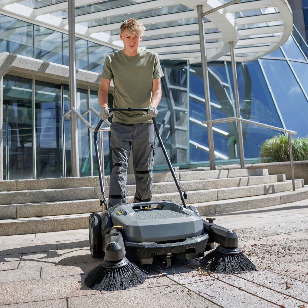 Barredora de empuje KM70/20 manual 20L Karcher foto en uso 1 6 d1660001 3f3c 4062 998d b648b5efd05a Barredora de empuje KM70/20 manual 20L Karcher - Imagen 2