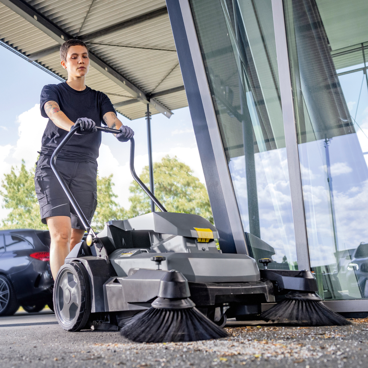 Barredora de empuje KM70/20 manual 20L Karcher foto en uso 3 4 b20805fc 6acf 46c4 a193 762695954809 Barredora de empuje KM70/20 manual 20L Karcher - Imagen 3