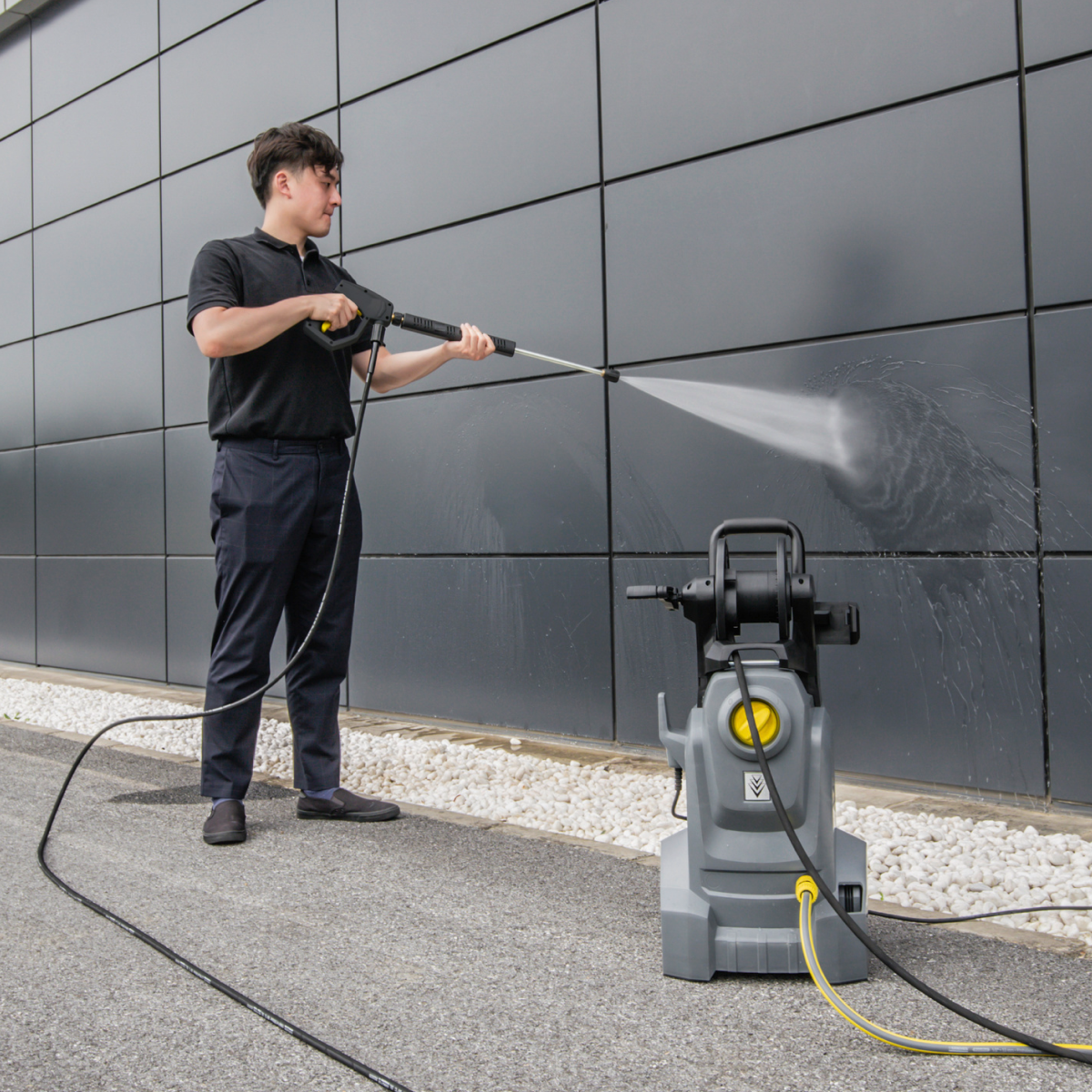 Hidrolavadora de agua fria HD4/10 1800W 100Bar Karcher foto en uso 2 3 872fdabf a663 4fd8 a70c 0f24d2febdb7 Hidrolavadora de agua fria HD4/10 1800W 100Bar Karcher - Imagen 3