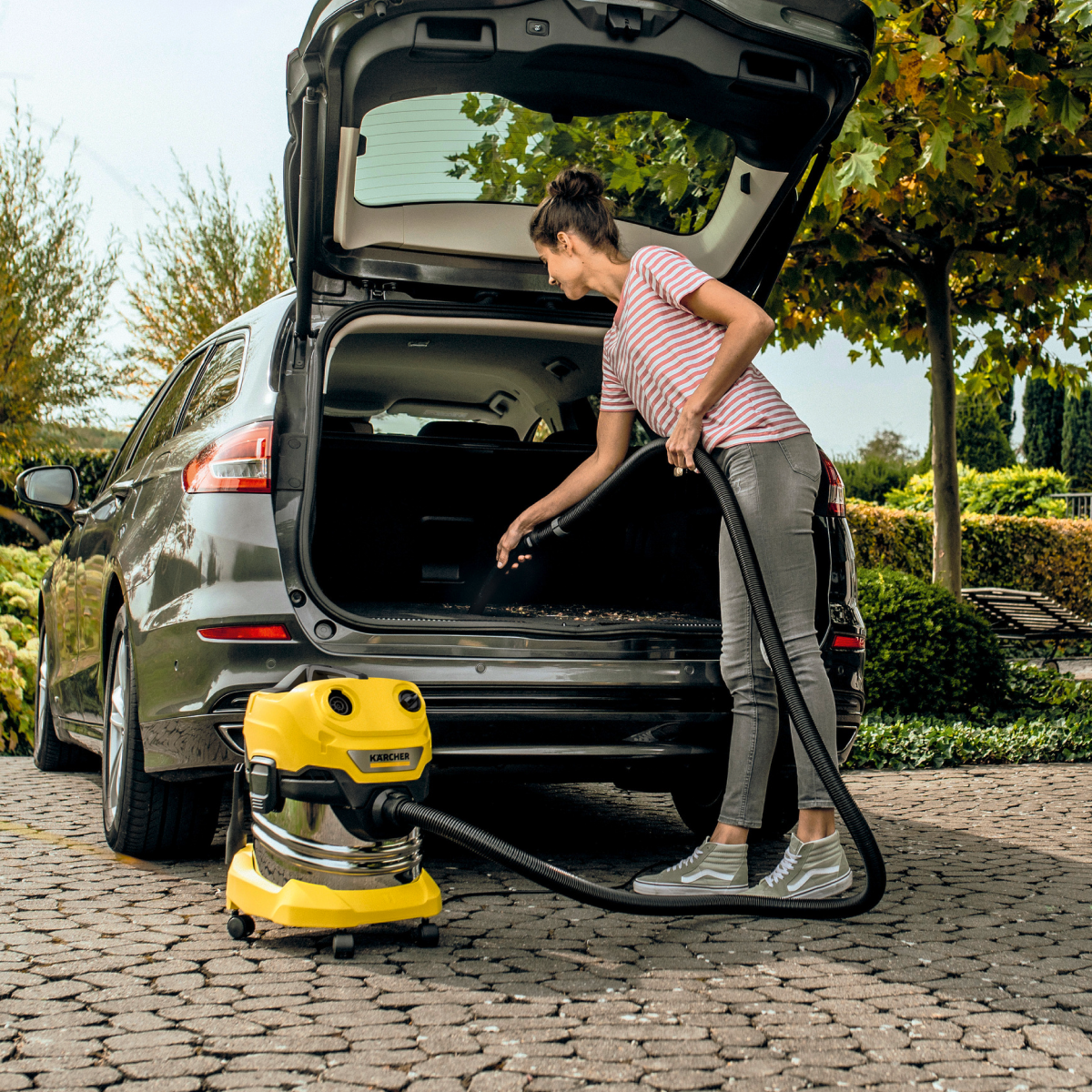 Aspiradora de polvo y agua WD4S 1000W 20L Karcher foto en uso 1 4 d715bca4 bdad 4089 8d8e 07385ab82a58 Aspiradora de polvo y agua WD4S 1000W 20L Karcher - Imagen 4