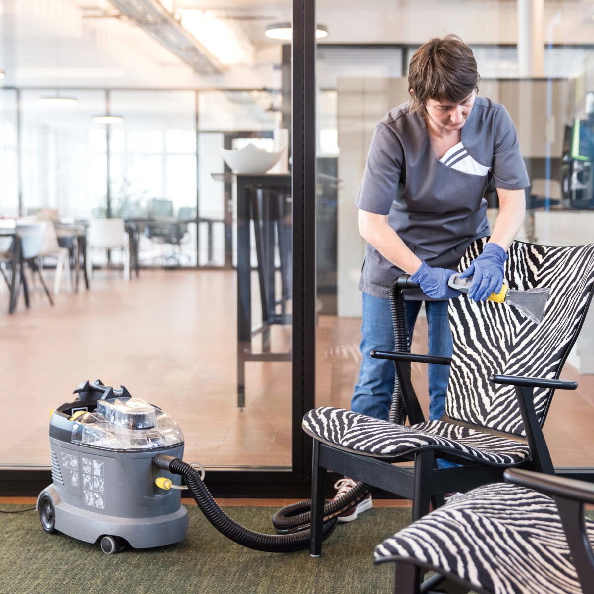Lava tapices Puzzi8/1 1200W 8L Karcher 1100 2400 5 200d839c 2abf 48b9 9b05 570854ff9bfd Lava tapices Puzzi8/1 1200W 8L Karcher - Imagen 5
